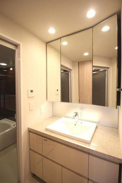 プレミスト新宿山吹の独立洗面台|高級感溢れる洗面化粧台