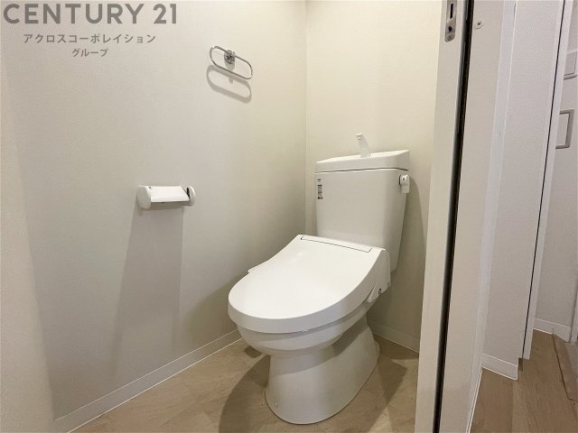 落ち着いた色調のトイレです