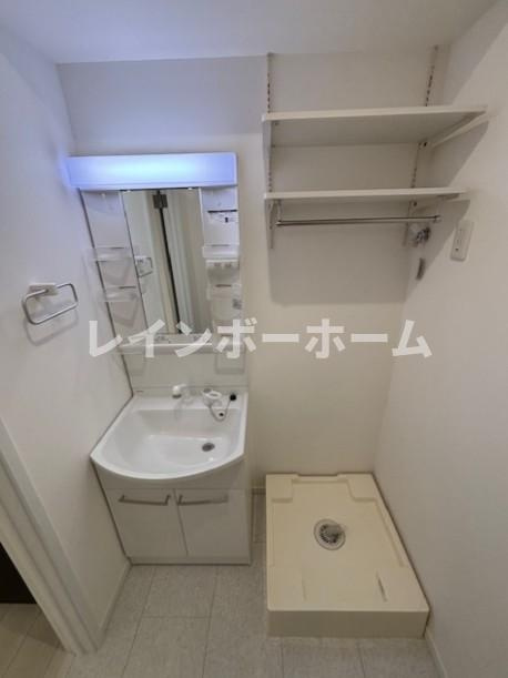 特典：仲介手数料が無料です!!の洗面所|明るい洗面所です