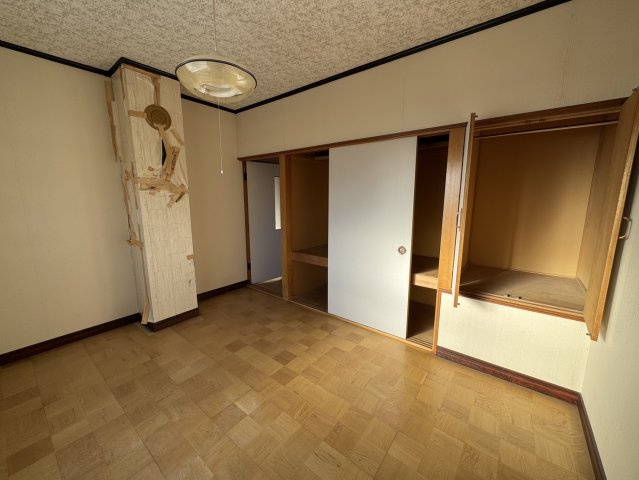【釧路市桜ケ岡】角地で陽当り良好！駐車3台可＆ボイラー交換済の広々4LDKの洋室|自分好みにアレンジ自在。収納力のあるシンプルな2階洋室。