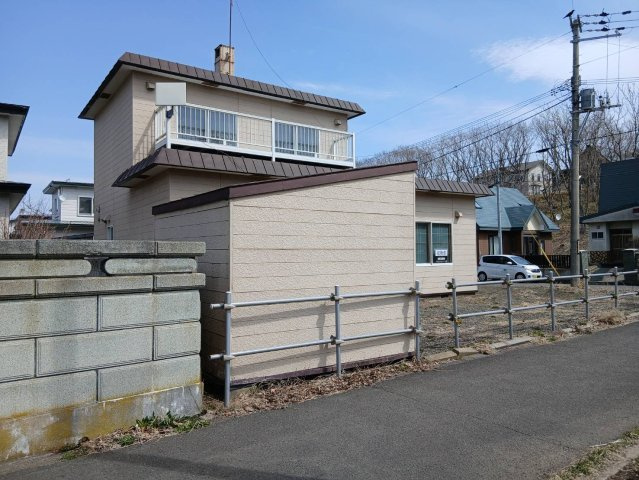 【釧路市桜ケ岡】角地で陽当り良好！駐車3台可＆ボイラー交換済の広々4LDKの外観|広々とした庭は駐車スペースの拡張や、物置の増設にも最適。
