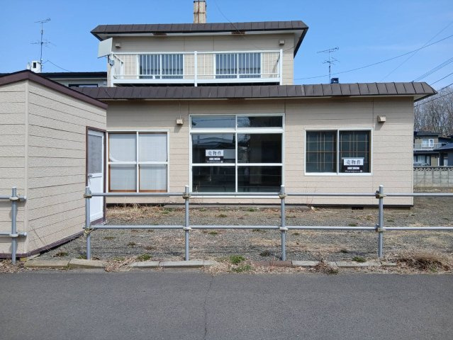 【釧路市桜ケ岡】角地で陽当り良好！駐車3台可＆ボイラー交換済の広々4LDKの外観|和モダンな佇まい。外構次第で理想の庭造りも楽しめる家。