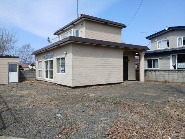 【釧路市桜ケ岡】角地で陽当り良好！駐車3台可＆ボイラー交換済の広々4LDKの外観|南向きの大きな窓で明るい室内。便利な物置付きのゆとりある庭。