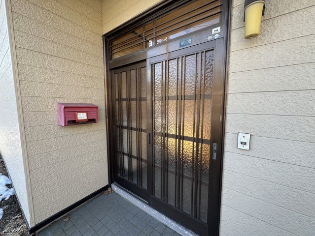 【釧路市桜ケ岡】角地で陽当り良好！駐車3台可＆ボイラー交換済の広々4LDKの玄関|懐かしさと温かみを感じる玄関。使い勝手の良い引き戸仕様です。