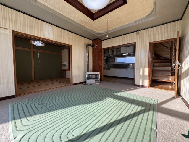 【釧路市桜ケ岡】角地で陽当り良好！駐車3台可＆ボイラー交換済の広々4LDKの居間・リビング|【床暖房付き】寒い日も快適。和室・キッチンと繋がる開放的な間取り。