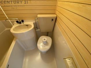 浴室内にトイレがあります♪