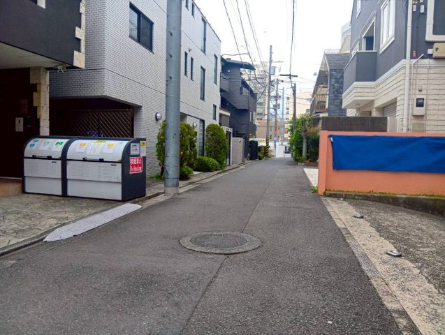 渋谷区代々木　中古戸建の前面道路含む現地写真