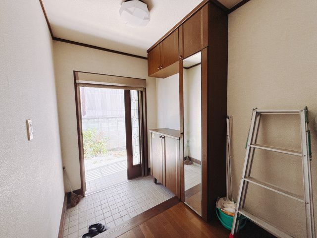 【中古戸建】高崎市中居町3丁目の玄関|■玄関｜「玄関から、我が家を心地よく。自然の風や光を感じられる気持ちのいい玄関へ。」永く居心地のいい暮らしを演出する快適性能と安心を両立させたドアを採用しました！