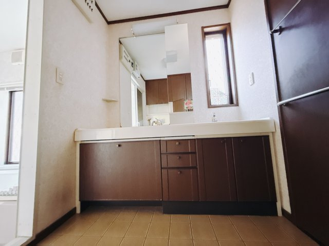 【中古戸建】高崎市中居町3丁目の独立洗面台|■洗面室｜大きな鏡で朝の身支度もラクラク♪毎日の忙しい準備が楽しくなる洗面所です(^^♪