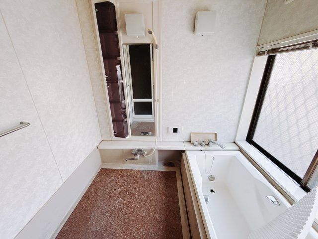 【中古戸建】高崎市中居町3丁目の浴室|■浴室｜デザイン性に優れた浴室♪1日の疲れを癒す、ゆったりとしたバスタイムをぜひお過ごしください(*＾＾*)大きな窓付きで嬉しい♪