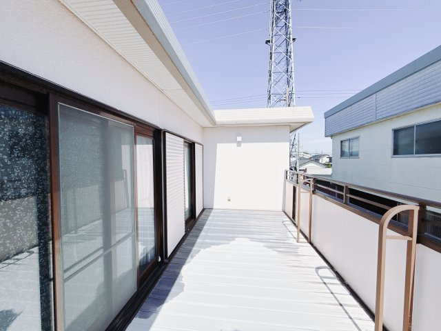 【中古戸建】高崎市中居町3丁目のバルコニー|■バルコニー｜あたたかな陽のひかりを浴びることのできるバルコニー。お洗濯物やお布団を干せば、家族みんなが気持ちよく暮らすことができます(*^^*)
