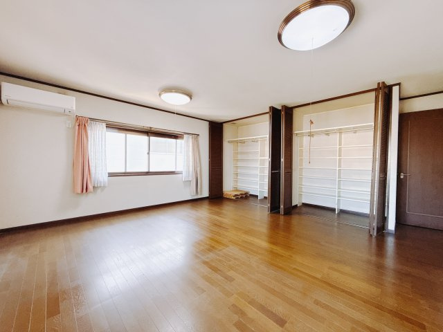 【中古戸建】高崎市中居町3丁目の寝室|■主寝室｜主寝室｜広い寝室ならインテリアも自由自在にお楽しみいただけます♪お外から帰ってきた後は寝室でゆっくり自分の時間をお過ごしください。