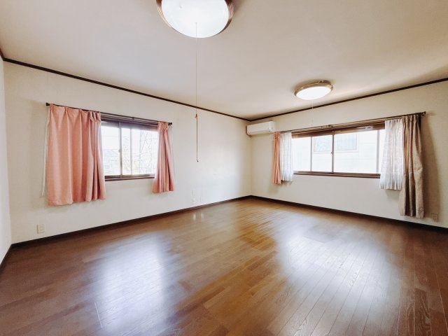 【中古戸建】高崎市中居町3丁目の寝室|■主寝室｜ベッドやテレビなどの大き目の家具を置いても余裕のある広々主寝室です♪家事やお仕事にお疲れなパパ・ママがゆっくりと過ごせる空間です♪