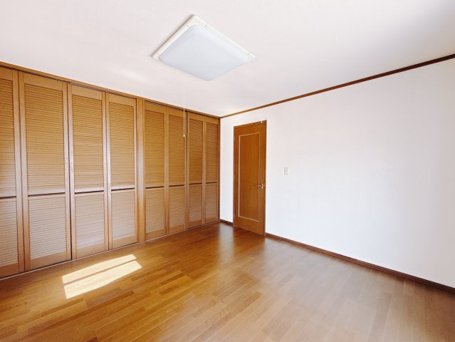 【中古戸建】高崎市中居町3丁目の洋室|■2階洋室｜子供部屋のメリットは「自立心を養うことができる」「自分で整理整頓できるようになる」そして、お子様が成長した際には「プライバシーを確保できる」といい事だらけ♪