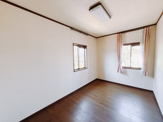 【中古戸建】高崎市中居町3丁目の洋室|■2階洋室｜ナチュラルカラーの床です。模様替えなどとても楽しく工夫できます♪陽当たり、風通しもとても良いので毎日快適な生活スタートです！子供部屋にも良いですね♪