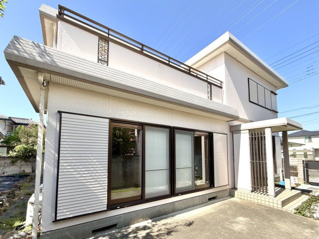 【中古戸建】高崎市中居町3丁目の外観|■外観｜窓の配置や、爽やかな白ベースの外観が清潔感をもたらします。まっさらなキャンバスのような家にこだわりを彩って…始めよう、あなただけの豊かな暮らし( ＾＾ )