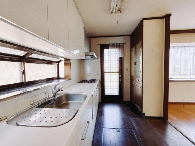 【中古戸建】高崎市中居町3丁目のキッチン|■キッチン｜ワークトップの幅が広く、お子様といっしょにお料理をつくったり、ちょっとしたパーティーも楽しめます。フラットなのでお掃除がしやすいのもポイントです♪