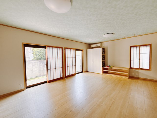 【中古戸建】高崎市中居町3丁目の洋室|■1階洋室｜どんな家具も合わせやすいデザイン！シンプルなつくりだからこそどんな色味・どんな素材の家具もしっくりマッチします♪