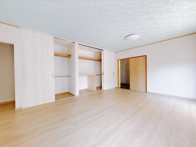 【中古戸建】高崎市中居町3丁目の洋室|■1階洋室｜しっかりとクローゼットがついているので、お気に入りのお洋服もシワをつくらず綺麗に管理ができます♪
