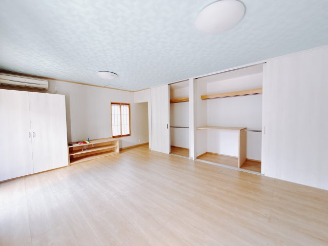 【中古戸建】高崎市中居町3丁目の洋室|■1階洋室｜使い勝手良し、シンプルな色使いとデザインが魅力の洋室！どんな家具でもしっくりマッチします。