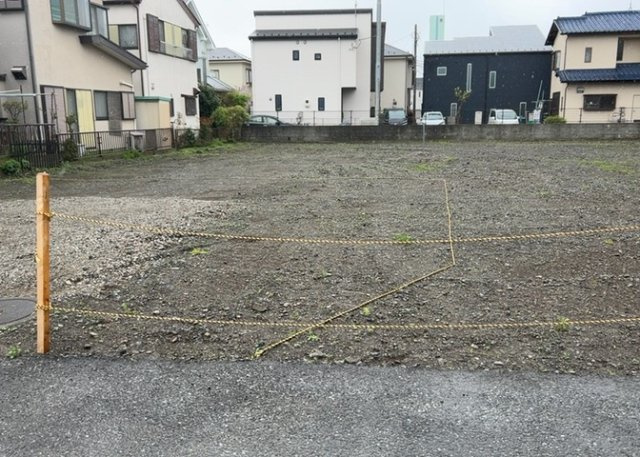 【外観】 | 現地に行くなら、物件の周囲の地形がどうなっているかを見ることも大切です。周辺より低くなっている土地では、大雨などで水が集まりやすいため、地盤が弱くなっているということも考えられるため、注意が必要です。