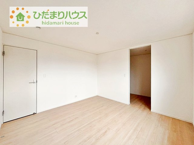 【寝室】 | かすみがうら市下稲吉第15　新築戸建　6号棟 | バルコニーに面していて、たっぷり光りの入る明るい主寝室です！