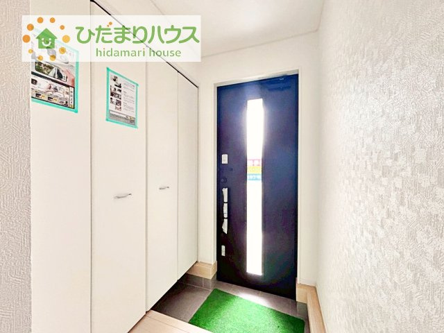 【玄関】 | かすみがうら市下稲吉第15　新築戸建　6号棟 | 小窓が付いているドアなので明るいスペースになっています♪