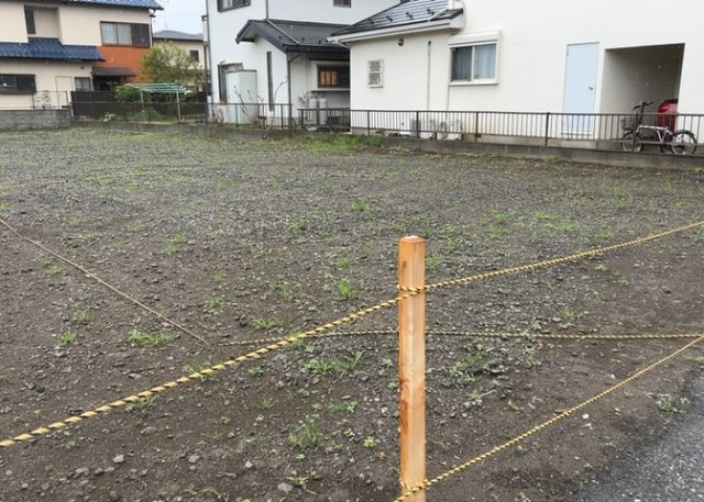 【外観】 | 現地に行くなら、物件の周囲の地形がどうなっているかを見ることも大切です。周辺より低くなっている土地では、大雨などで水が集まりやすいため、地盤が弱くなっているということも考えられるため、注意が必要です。