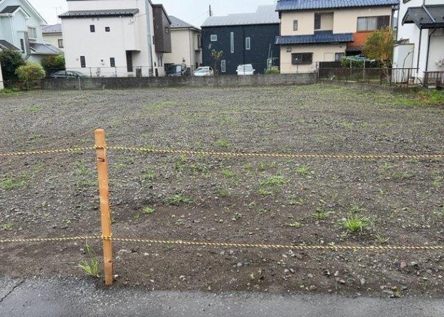【外観】 | 隣家の土地はどうなっているのか、生活利便施設が近くにあるのか、学校まで近いかなど、お客様のライフスタイルにあわせたイメージが重要です。また、近くにあると困る施設が近くにないかも確認するといいでしょう。