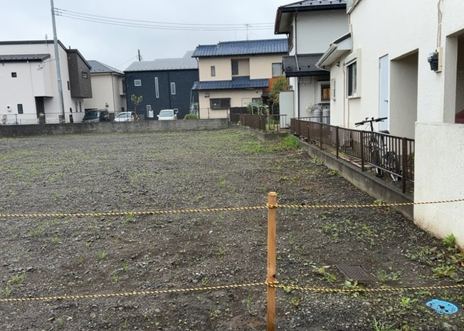 【外観】 | 土地購入を検討されている場合、境界杭がない状態で購入してしまうと境界確定測量をする必要があり、費用がかかります。購入の前に、売主、隣土地所有者立ち合いのもと境界を確定し境界杭を設置するのがベストです。