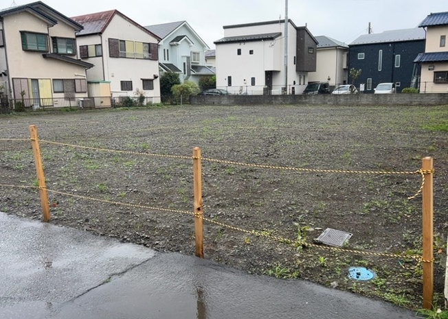 【外観】 | 家を建てる前提で土地を探している場合、地盤の丈夫さは譲れない条件の一つです。地盤が脆弱だと追加工事が必要となります。また、過去に地盤沈下や液状化現象を起こした土地は、できるだけ避けた方がいいでしょう。