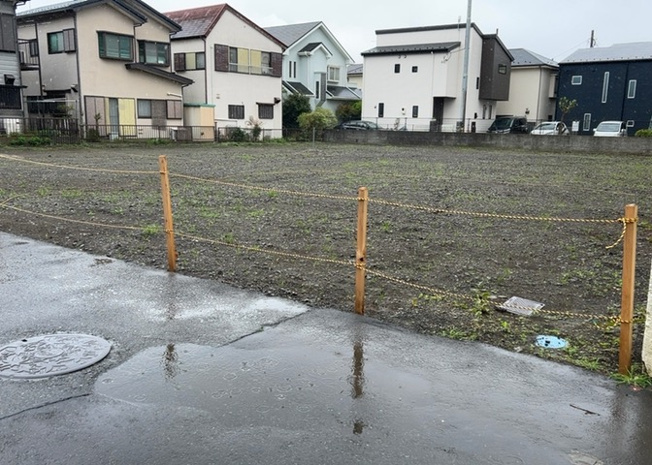 【外観】 | 人が暮らすうえで日光は大切な要素となります。日当たりの良さは譲れないポイントですね。併せて近くに大きな建築物の建築予定がないか、あるいはそれが可能な土地が近くにないか事前に確認することもお勧めします。
