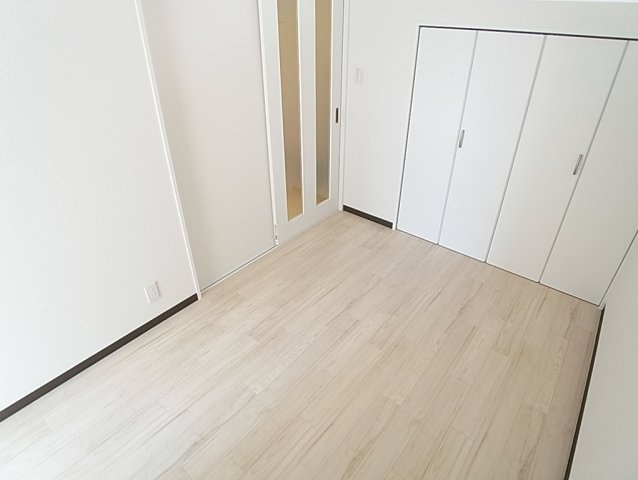 リッチライフ松本ＳＴの居間・リビング|洋室4.5帖のお部屋にも明かりとりの窓が完備