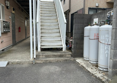 【外観】 | ドミエルひばりが丘 | 物件によっては、入居者が個人的に使用できる専用庭がついているものもあります。また、住宅の中にある土間の部分を庭と呼ぶこともあります。庭の用途は住む人によって変わり、それによってデザインもさまざまです。