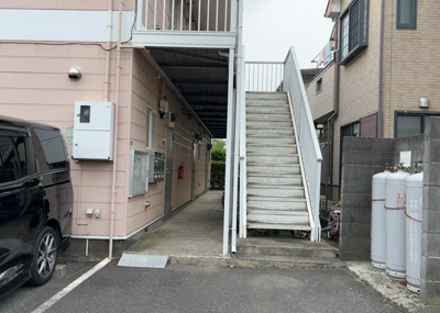 【エントランス】 | ドミエルひばりが丘 | マンションのエントランスには、もともと風よけや防犯の役割がありますが、マンションによって宅配ボックスなどの設備が備わっている所もあります。日々の生活をイメージしながら生活しやすさをチェックしましょう。
