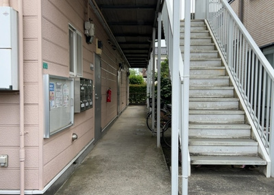 【受付】 | ドミエルひばりが丘 | 受付はマンションコンシェルジュがいる場合もあれば、管理人が滞在する小部屋を総称して呼ぶことがあります。主にエントランスに設置されていることから、防犯面でも期待ができます。防犯設備がない場合はより安心！