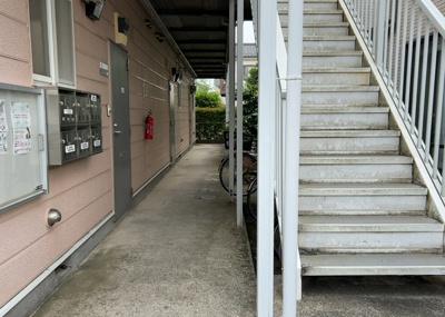 【内装】 | ドミエルひばりが丘 | 共有部分は、住民なら誰もが使える設備のこと。例えば駐車場やエレベーター、インターネット設備、セキュリティ設備などがあります。他にも、マンションの廊下・外部階段やエントランス・ゴミ置き場などがあります。