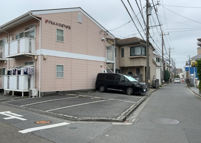 【外観】 | ドミエルひばりが丘 | 外観はマンション管理がされているかの目安になります。築年数が古いと、壁面は劣化してひび割れが生じることも！建物が古びていても細かいところが修繕されていると、きちんと管理されているなぁと感じるでしょう。