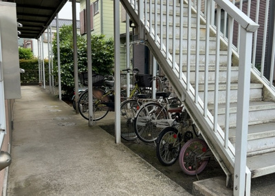 【駐車場】 | ドミエルひばりが丘 | 車一台あたりに必要なスペースは、標準サイズの普通自動車で横幅2m50cm、長さ5mは必要になります。ただし、乗降のことも考慮して横幅3m30cm、長さ5m50cmほどは確保できるところを選びましょう。