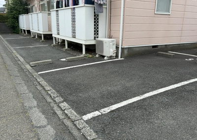 【駐車場】 | ドミエルひばりが丘 | 駐車場と明記されていても、最小スペースでつくられた駐車場だと大型車は駐車できなかったり、出入りしにくくなったりする可能性があります。お車のサイズと購入したい物件の駐車場のサイズを現地で確認しましょう。