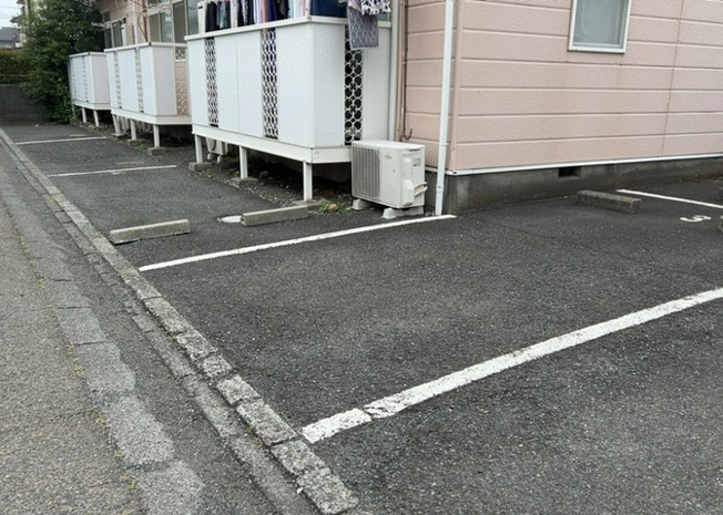 【駐車場】 | ドミエルひばりが丘 | 駐車場と明記されていても、最小スペースでつくられた駐車場だと大型車は駐車できなかったり、出入りしにくくなったりする可能性があります。お車のサイズと購入したい物件の駐車場のサイズを現地で確認しましょう。