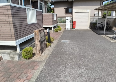 【外観】 | ストリームＡ・Ｂ | 物件によっては、入居者が個人的に使用できる専用庭がついているものもあります。また、住宅の中にある土間の部分を庭と呼ぶこともあります。庭の用途は住む人によって変わり、それによってデザインもさまざまです。
