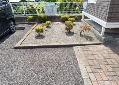 【中庭】 | ストリームＡ・Ｂ | 中庭（パティオ）とは、一つの建築物の内部に設けられた、壁などで囲われている庭のことを指します。コの字型、ロの字型が主流ですが、L字型の中庭もあります。最近では、インテリア性の高さからも人気があります。