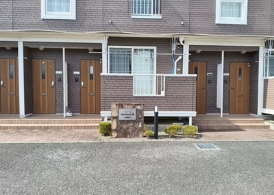 【エントランス】 | ストリームＡ・Ｂ | マンションのエントランスには、もともと風よけや防犯の役割がありますが、マンションによって宅配ボックスなどの設備が備わっている所もあります。日々の生活をイメージしながら生活しやすさをチェックしましょう。