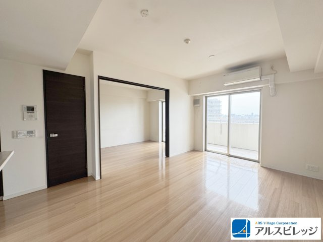 プラウド浦和仲町マークスの居間・リビング|南面バルコニーにつき陽当たり良好！
洋室を開放すると広々空間に！