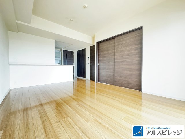 プラウド浦和仲町マークスのキッチン|優しいぬくもりに包まれる床暖房付リビング