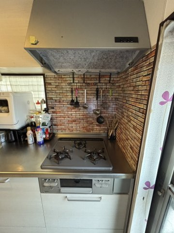 野田市次木　中古戸建　平成29年築のキッチン|3口コンロでお料理する時間も短くなりそうですね(*‘∀‘)						
