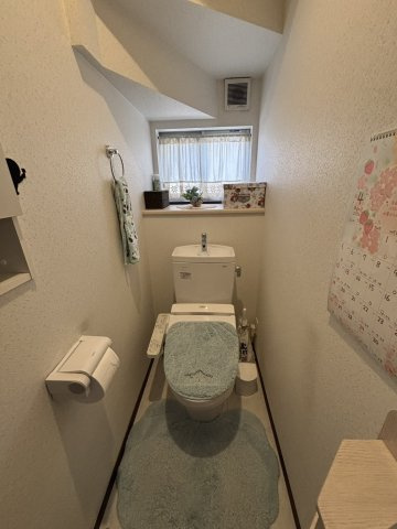 野田市次木　中古戸建　平成29年築のトイレ|小窓が付いているので、トイレも明るい空間になっております♪							

