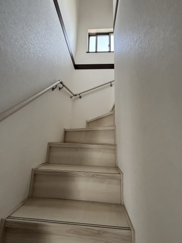 野田市次木　中古戸建　平成29年築の内装|2階へどうぞ～