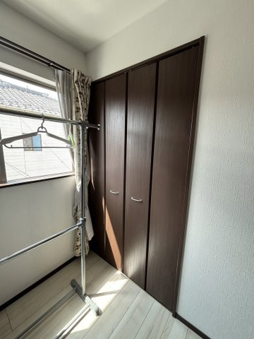 野田市次木　中古戸建　平成29年築の収納|クローゼットタイプの収納は荷物がどこにあるかすぐに見つかります！							
